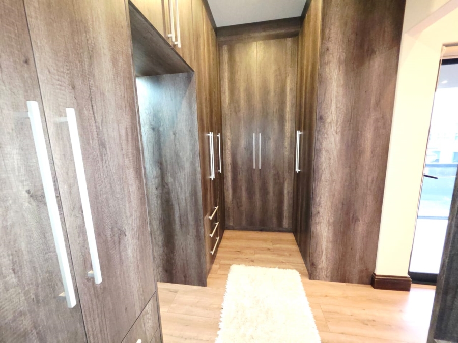 6 Bedroom Property for Sale in Sandown Western Cape